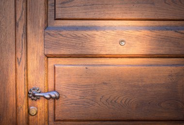 eski kapı kilidi ve dokulu ahşap