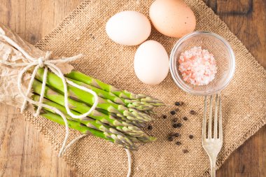 taze kuşkonmaz ve yumurta omlet için hazır bir ahşap tablo
