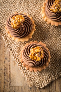 küçük tart ev yapımı çikolata ve karamel