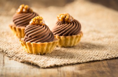 küçük tart ev yapımı çikolata ve karamel