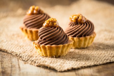 küçük tart ev yapımı çikolata ve karamel