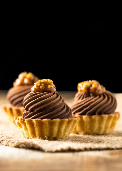 Chocolate y caramelo pequeña tarta casera — Foto de Stock