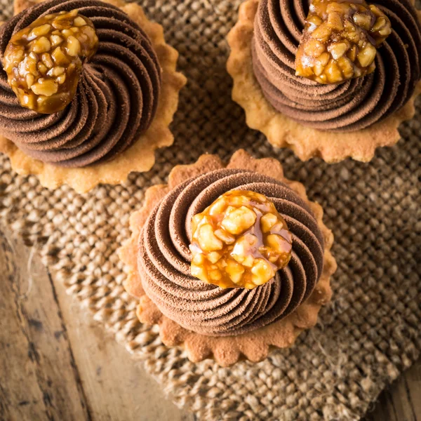 Chocolate y caramelo pequeña tarta casera — Foto de Stock