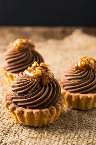 Chocolate y caramelo pequeña tarta casera — Foto de Stock