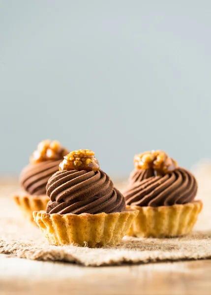 Chocolate y caramelo pequeña tarta casera — Foto de Stock