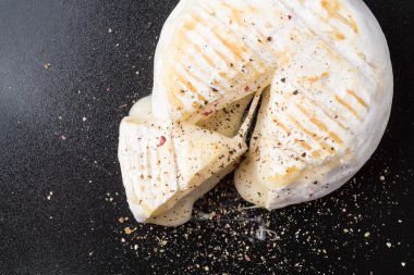 küçük inek peyniri ızgara ve biber sonra erime