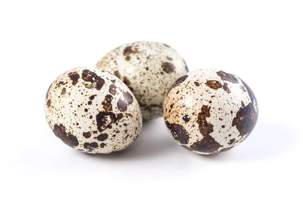Tři křepelčí vejce izolované na bílém — Stock fotografie