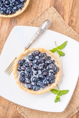 ahşap bir masa üzerine taze yaban mersini ev yapımı tart