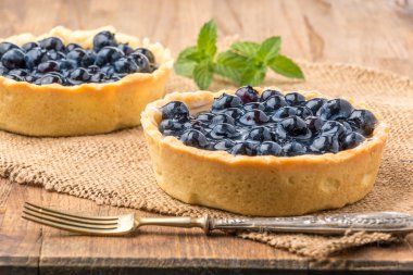 ahşap bir masa üzerine taze yaban mersini ev yapımı tart