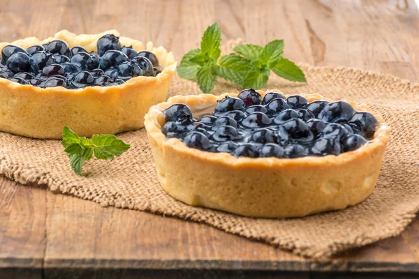 Crostata fresca di mirtilli fatta in casa su una scrivania di legno — Foto Stock