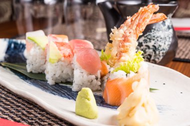 bir tabak bir Japon restoranında lezzetli suşi rulo