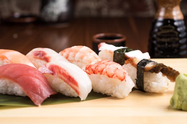 Čerstvý nigiri sushi v talíři v japonské restauraci — Stock fotografie