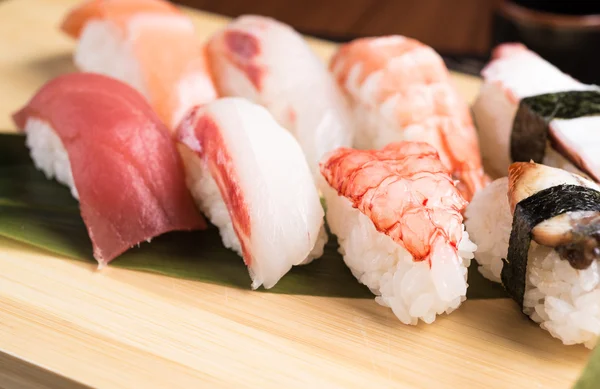 Färska nigiri sushi i en platta i en japansk restaurang — Stockfoto