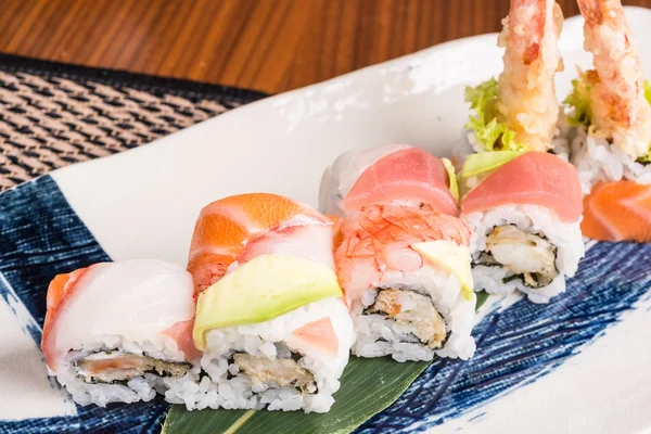 Lahodné sushi rolích na talíři v japonské restauraci — Stock fotografie