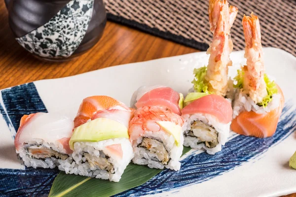 Lahodné sushi rolích na talíři v japonské restauraci — Stock fotografie