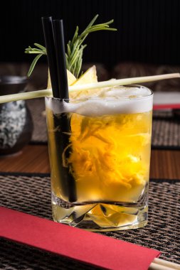 karanlık bir masa üzerine bir suşi restoranında alkollü kokteyl