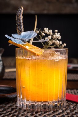 karanlık bir masa üzerine bir suşi restoranında alkollü kokteyl