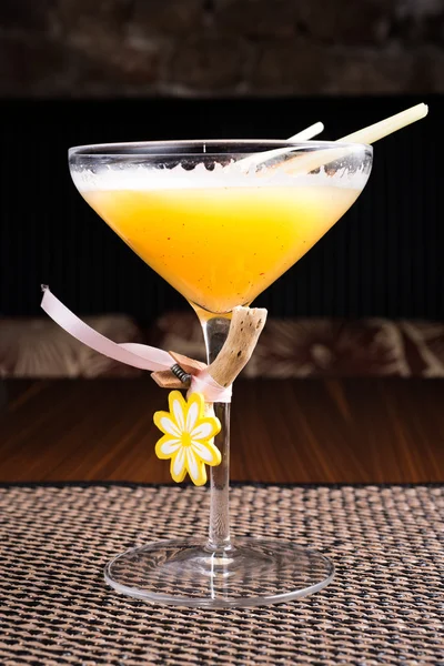 Karanlık bir masa üzerine bir suşi restoranında alkollü kokteyl — Stok fotoğraf