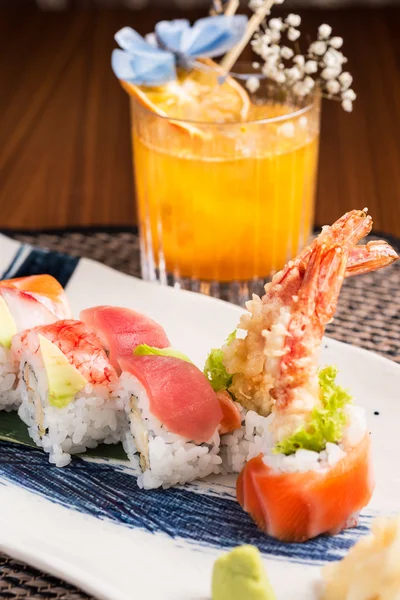suşi tabağı ve bir Japon restoranı bir kokteyl