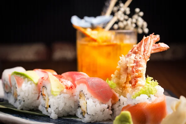 Sushi tallrik och en cocktail i en japansk restaurang Stockbild