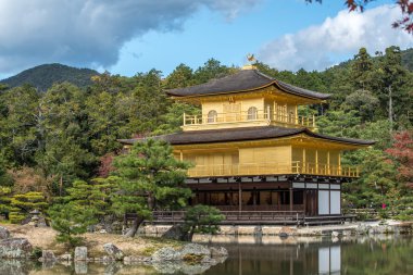 Kinkakuji bilinen Kyoto, Japonya, altın köşk