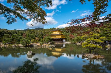 Kinkakuji bilinen Kyoto, Japonya, altın köşk