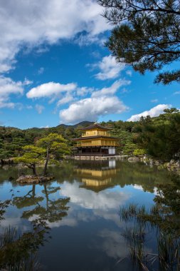 Kinkakuji bilinen Kyoto, Japonya, altın köşk