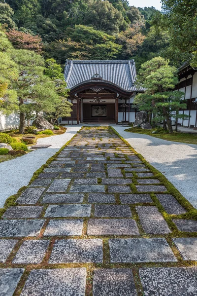 Entrada de madera de un viejo templo japonés en kyoto —  Fotos de Stock