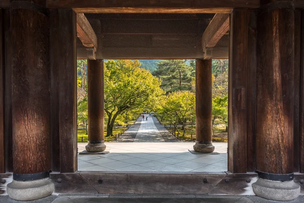 Entrada de madera de un templo japonés en kyoto —  Fotos de Stock