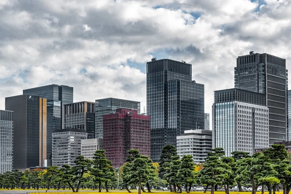 Moderne wolkenkrabbers in de stad van Tokyo — Stockfoto