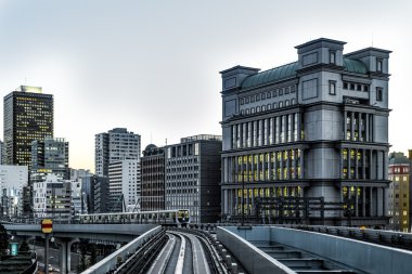 Tokyo Monoray binalar ve tren desaturated alacakaranlıkta