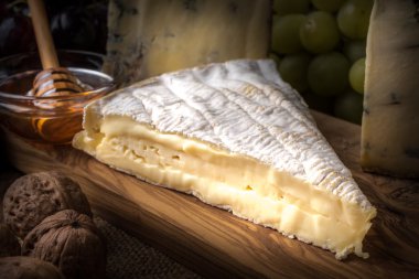 peynirler, üzüm, fındık ve bal ile ahşap tahta