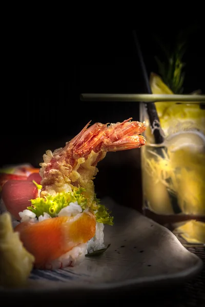 Talíř sushi a koktejl v japonské restauraci — Stock fotografie