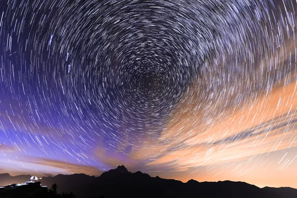 Trilha strar à noite no verão em montanhas — Fotografia de Stock