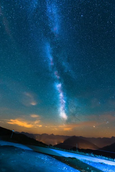 Γαλαξία σε μια σκοτεινή καλοκαιρινή νύχτα — Φωτογραφία Αρχείου