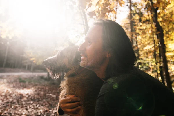 Dospělý veselý muž cestuje se psem. — Stock fotografie