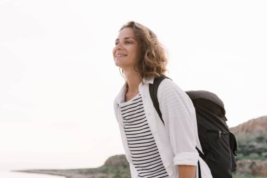 Sırt çantalı mutlu bir gezginin portresi.