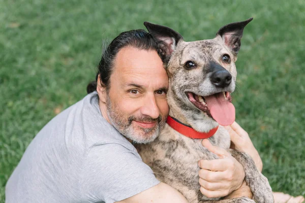 Yetişkin bir adam ve bir köpeğin portresi.