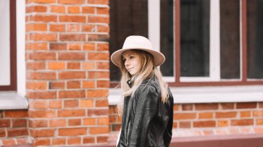 12 yaşında şık elbiseli ve şapkalı bir kızın portresi..