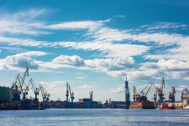 Vinçler ve dock ile endüstriyel panorama. Neva Nehri, St.Petersburg, Rusya Federasyonu