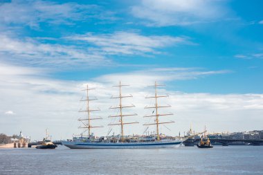 Neva Nehri St. Petersburg, Rusya Federasyonu üzerinde yüzen Fırkateyn Mir