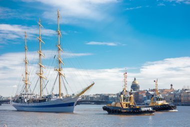 Neva Nehri St. Petersburg, Rusya Federasyonu üzerinde yüzen Fırkateyn Mir