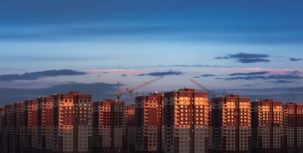 青い空を背景に高層住宅 ストック画像