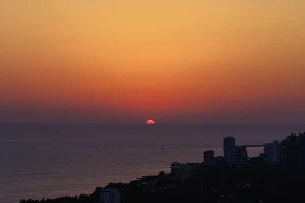 Coucher de soleil sur l'eau — Photo