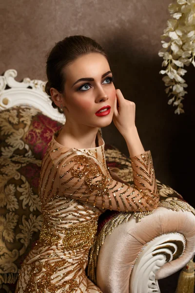 Fashion woman sitting on the sofa — Stock Photo, Image