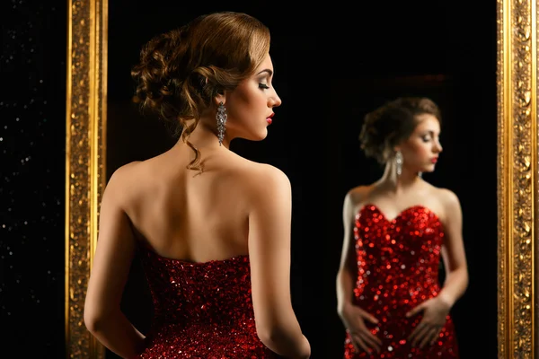 Fashionable woman posing in front of mirror — Stock Photo, Image