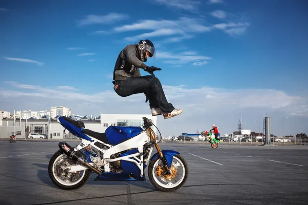 Trick mit dem Stunt - Säuretropfen — Stockfoto