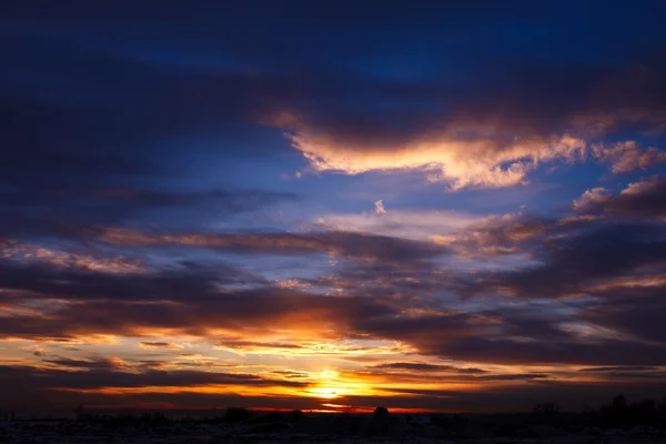 Pôr do sol magnífico com nuvens vermelhas — Fotografia de Stock