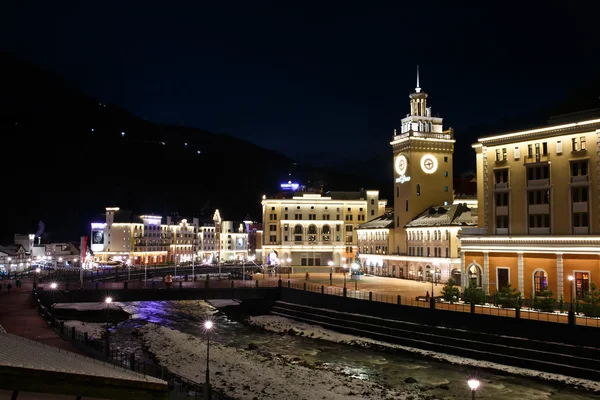 Resort Rosa Khutor por la noche en Krasnaya Polyana, Sochi —  Fotos de Stock