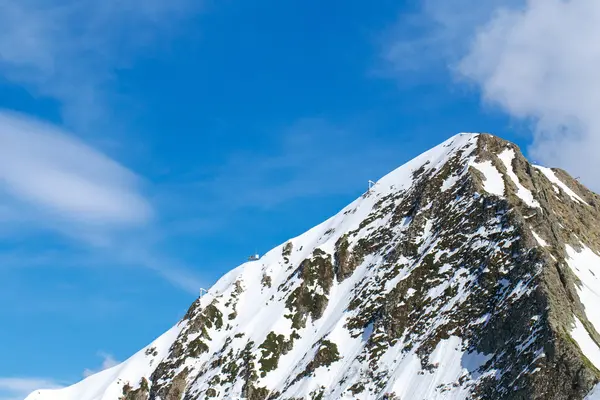 Toppen av vakkert snøfjell på Blue Sky – stockfoto